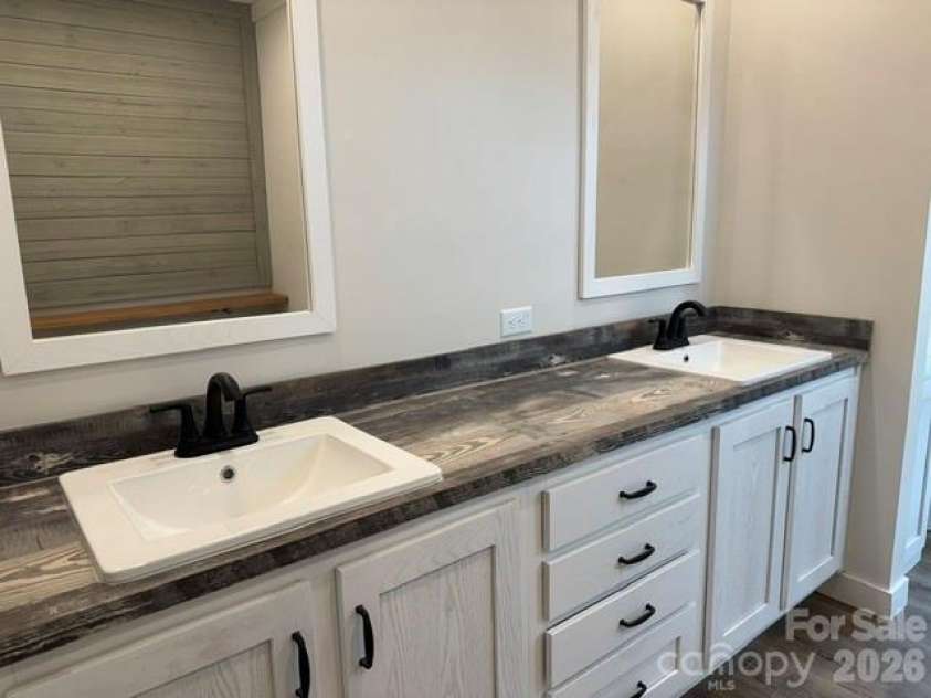 1721 Middleton Drive, Morganton, NC 28655.  MLS# CAR4434140, YatesRealty ID 56756. 