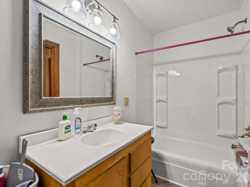 505 Tipperary Lane, Denton, NC 27239.  MLS# CAR4434994, YatesRealty ID 56760. 
