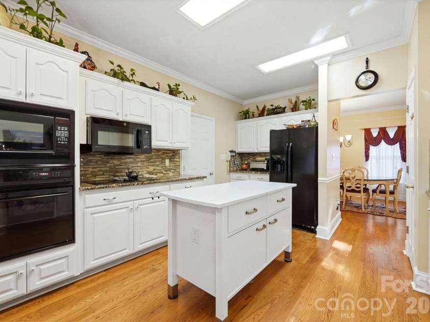 1121 Hillshire Meadow Drive, Matthews, NC 28105.  MLS# CAR4431907, YatesRealty ID 56761. 