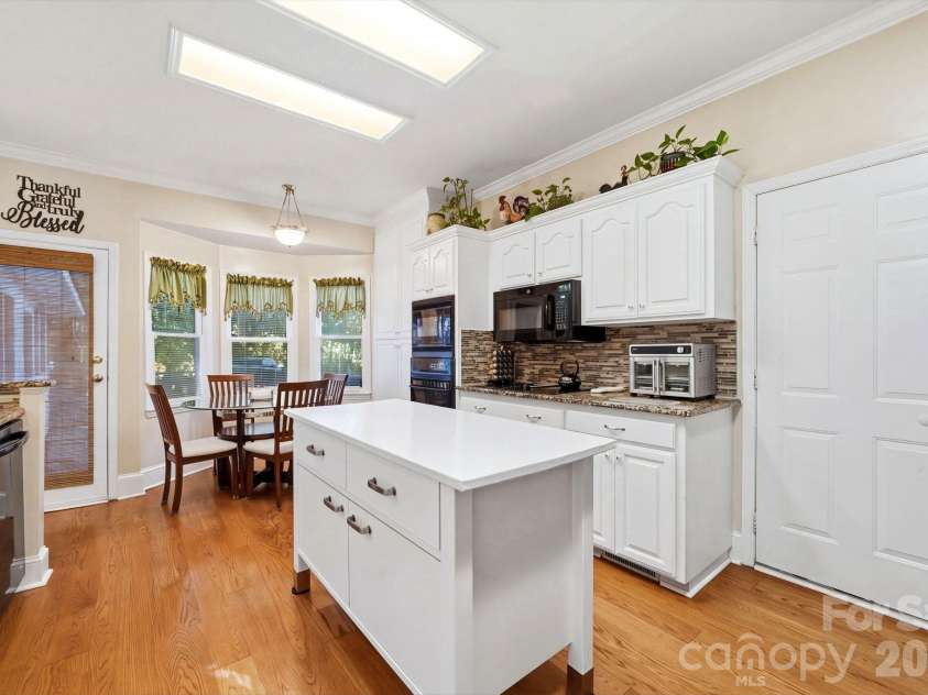 1121 Hillshire Meadow Drive, Matthews, NC 28105.  MLS# CAR4431907, YatesRealty ID 56761. 