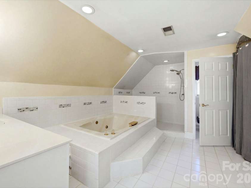 1121 Hillshire Meadow Drive, Matthews, NC 28105.  MLS# CAR4431907, YatesRealty ID 56761. 