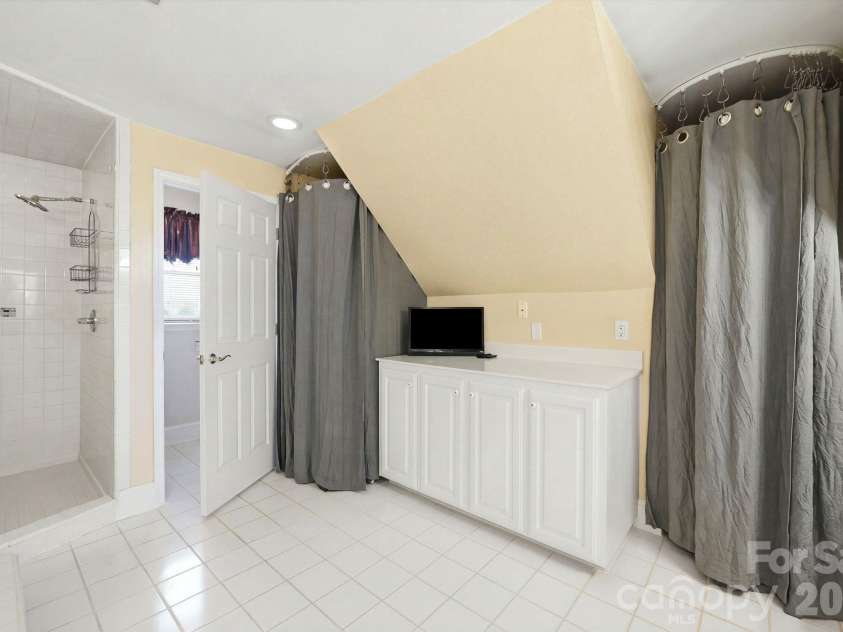 1121 Hillshire Meadow Drive, Matthews, NC 28105.  MLS# CAR4431907, YatesRealty ID 56761. 