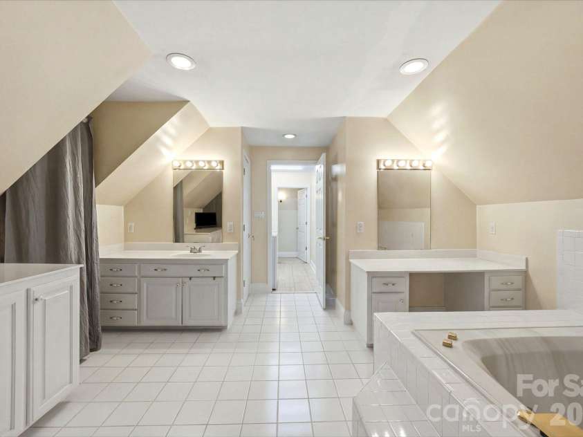 1121 Hillshire Meadow Drive, Matthews, NC 28105.  MLS# CAR4431907, YatesRealty ID 56761. 