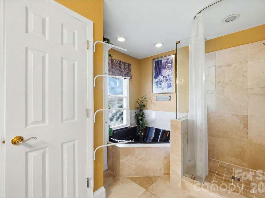 1121 Hillshire Meadow Drive, Matthews, NC 28105.  MLS# CAR4431907, YatesRealty ID 56761. 