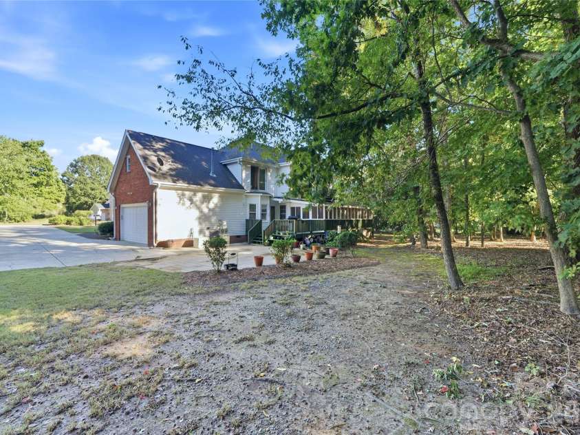 1121 Hillshire Meadow Drive, Matthews, NC 28105.  MLS# CAR4431907, YatesRealty ID 56761. 