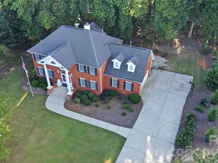 1121 Hillshire Meadow Drive, Matthews, NC 28105.  MLS# CAR4431907, YatesRealty ID 56761. 