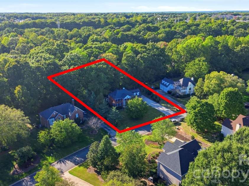 1121 Hillshire Meadow Drive, Matthews, NC 28105.  MLS# CAR4431907, YatesRealty ID 56761. 