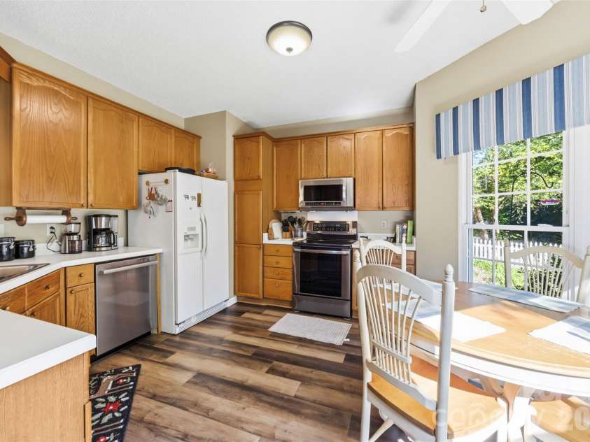 2112 Long Ridge Lane, Charlotte, NC 28214.  MLS# CAR4421277, YatesRealty ID 56764. Kitchen with room for breakfast table