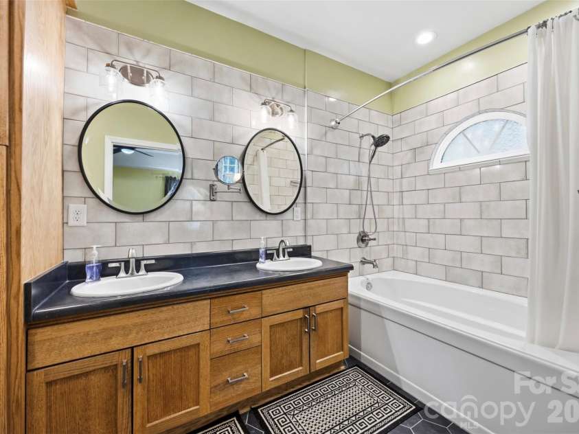 2112 Long Ridge Lane, Charlotte, NC 28214.  MLS# CAR4421277, YatesRealty ID 56764. Primary En-suite
