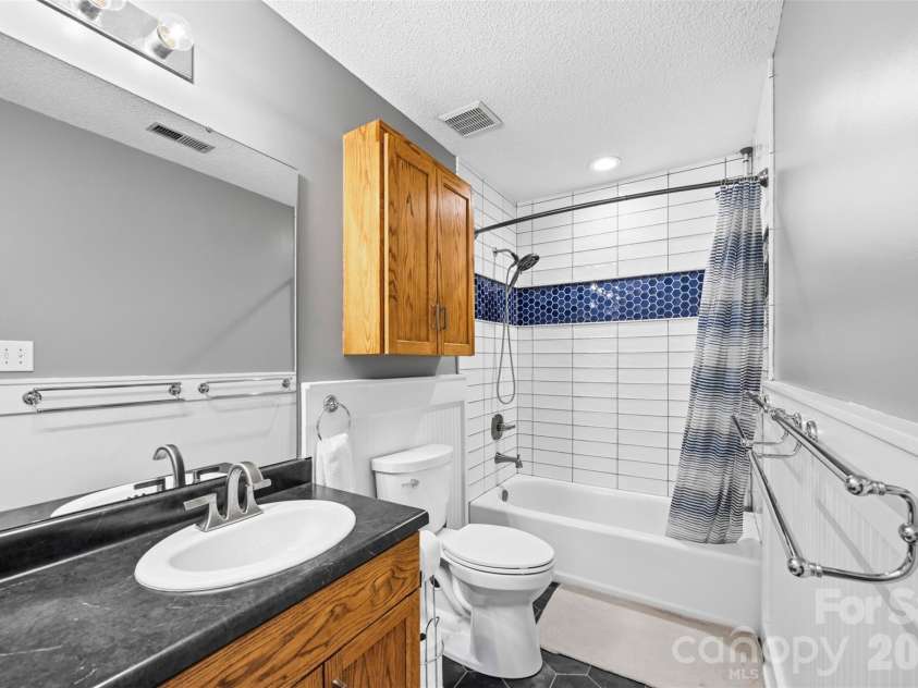 2112 Long Ridge Lane, Charlotte, NC 28214.  MLS# CAR4421277, YatesRealty ID 56764. Upstairs bathroom