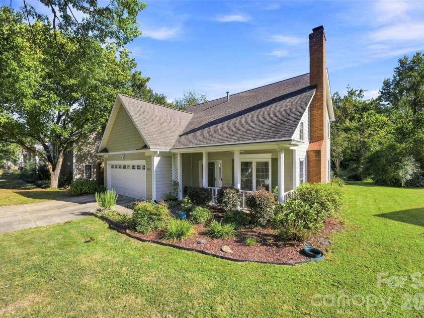 2112 Long Ridge Lane, Charlotte, NC 28214.  MLS# CAR4421277, YatesRealty ID 56764. Well cared for manicured landscaping
