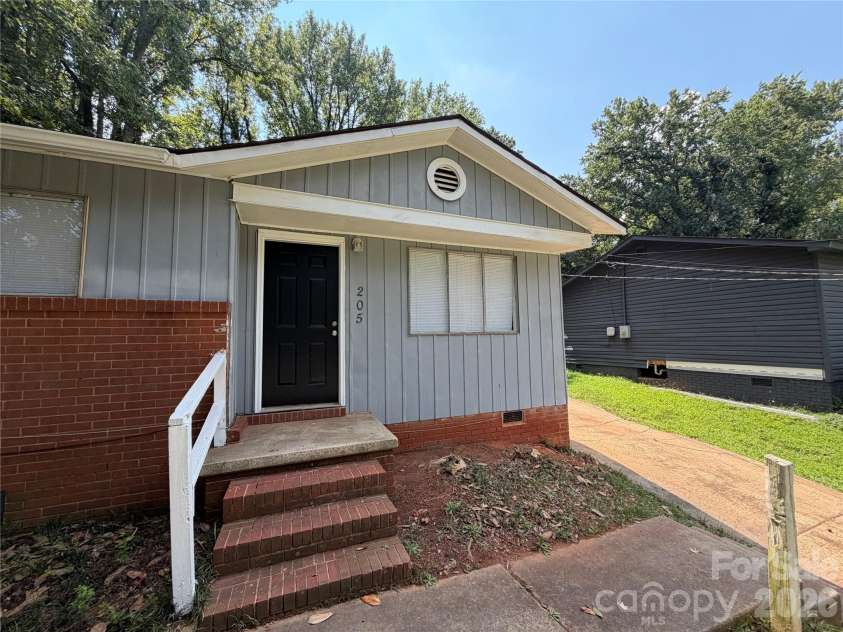205 Glenrock Drive, Charlotte, NC 28217.  MLS# CAR4434995, YatesRealty ID 56778. 