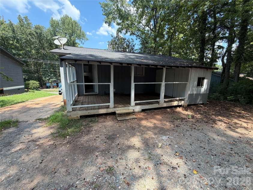 205 Glenrock Drive, Charlotte, NC 28217.  MLS# CAR4434995, YatesRealty ID 56778. 