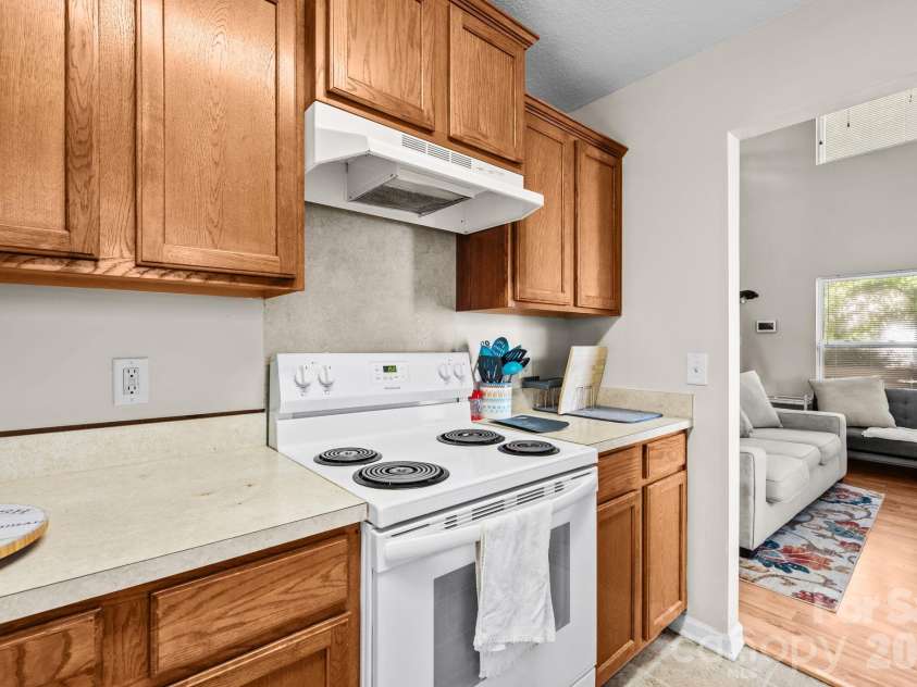 2636 Cochrane Drive, Charlotte, NC 28269.  MLS# CAR4434412, YatesRealty ID 56780. 