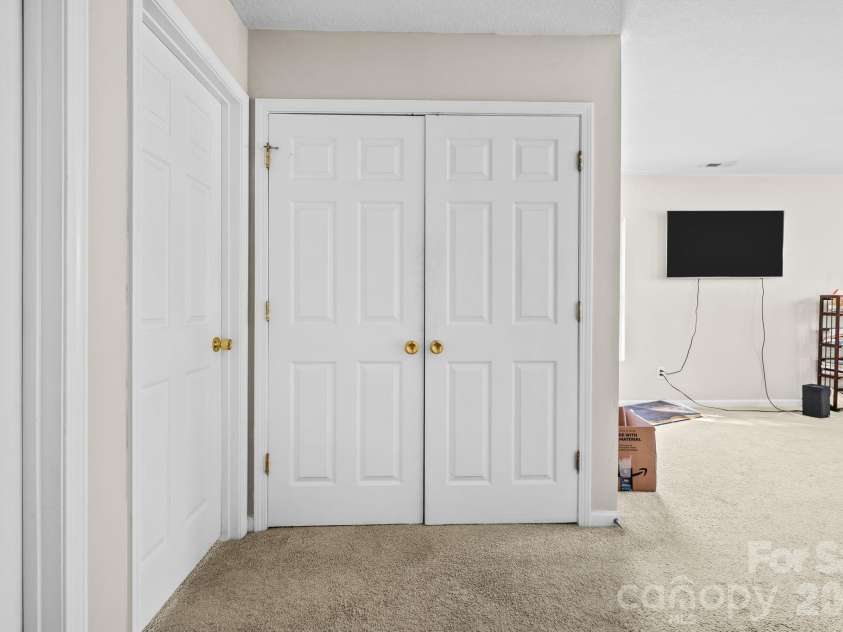 2636 Cochrane Drive, Charlotte, NC 28269.  MLS# CAR4434412, YatesRealty ID 56780. 
