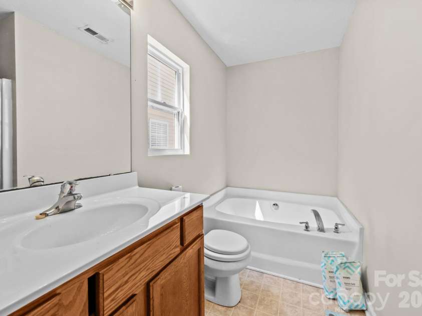 2636 Cochrane Drive, Charlotte, NC 28269.  MLS# CAR4434412, YatesRealty ID 56780. 