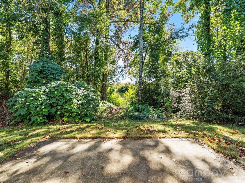 2636 Cochrane Drive, Charlotte, NC 28269.  MLS# CAR4434412, YatesRealty ID 56780. 