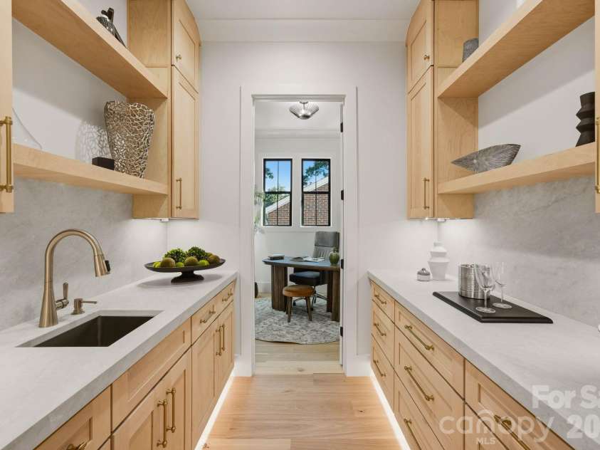 529 Kenlough Drive, Charlotte, NC 28209.  MLS# CAR4430028, YatesRealty ID 56782. Butler's pantry