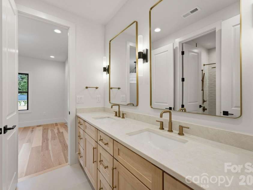 529 Kenlough Drive, Charlotte, NC 28209.  MLS# CAR4430028, YatesRealty ID 56782. Jack-and-Jill guest bathroom