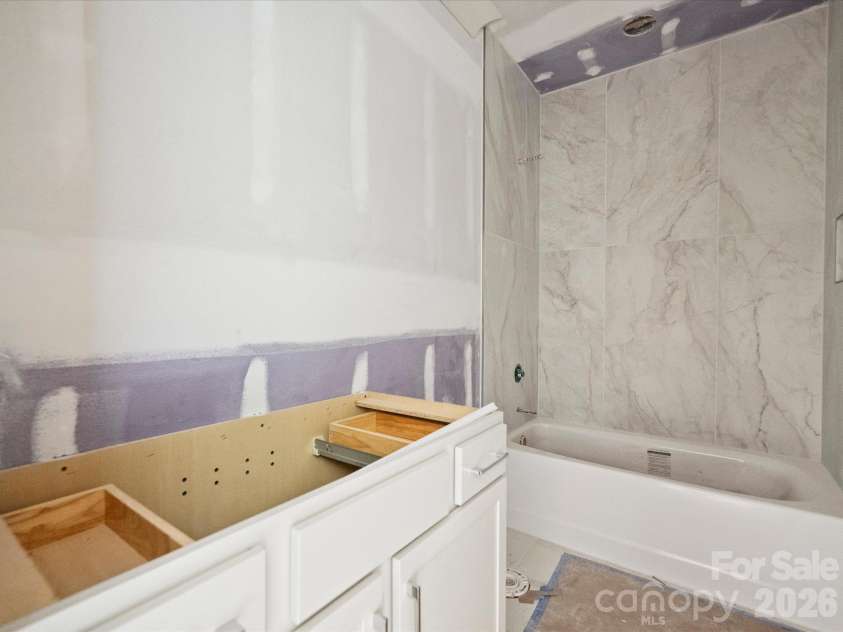 6509 Hazelton Drive, Charlotte, NC 28210.  MLS# CAR4431899, YatesRealty ID 56783. Bathroom 2 on Second Floor