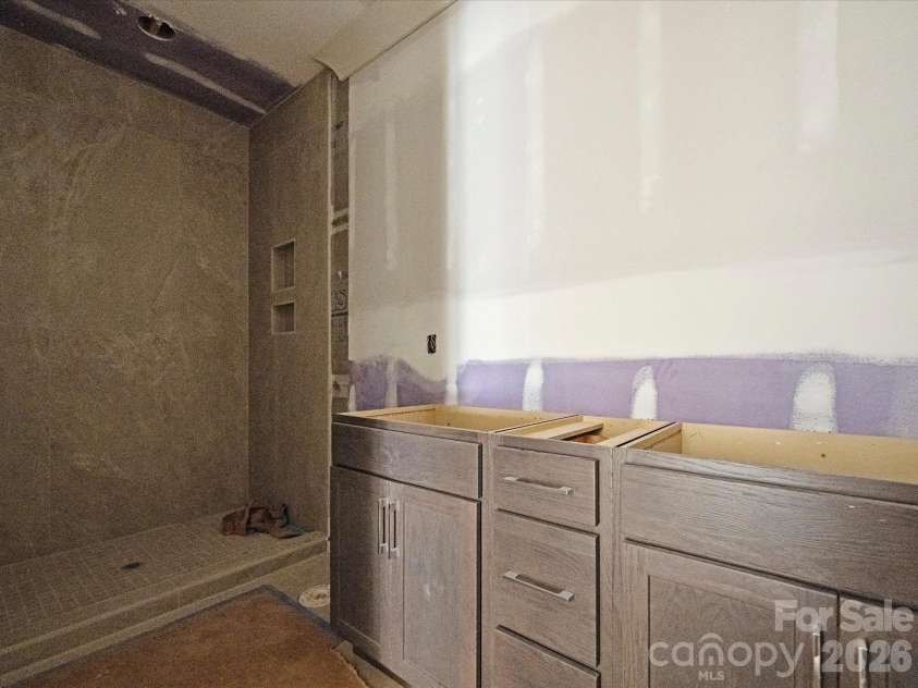 6509 Hazelton Drive, Charlotte, NC 28210.  MLS# CAR4431899, YatesRealty ID 56783. Bathroom 3 on Second Floor