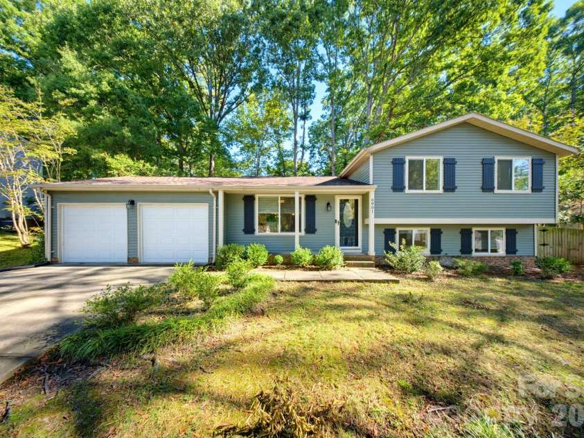 6901 Rollingridge Drive, Charlotte, NC 28211.  MLS# CAR4434981, YatesRealty ID 56785. 