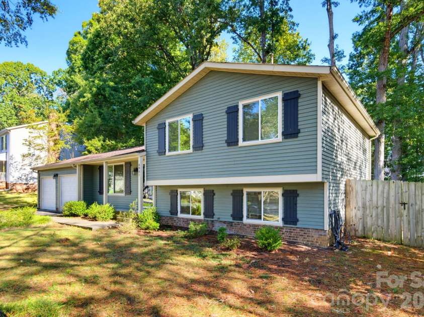 6901 Rollingridge Drive, Charlotte, NC 28211.  MLS# CAR4434981, YatesRealty ID 56785. 
