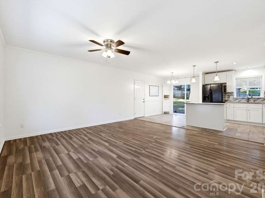 6901 Rollingridge Drive, Charlotte, NC 28211.  MLS# CAR4434981, YatesRealty ID 56785. 