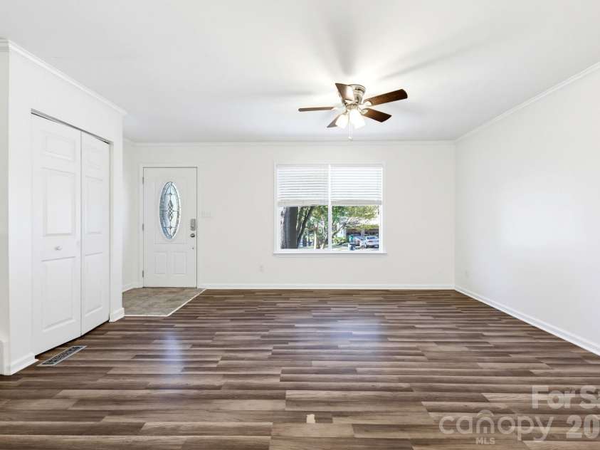 6901 Rollingridge Drive, Charlotte, NC 28211.  MLS# CAR4434981, YatesRealty ID 56785. 
