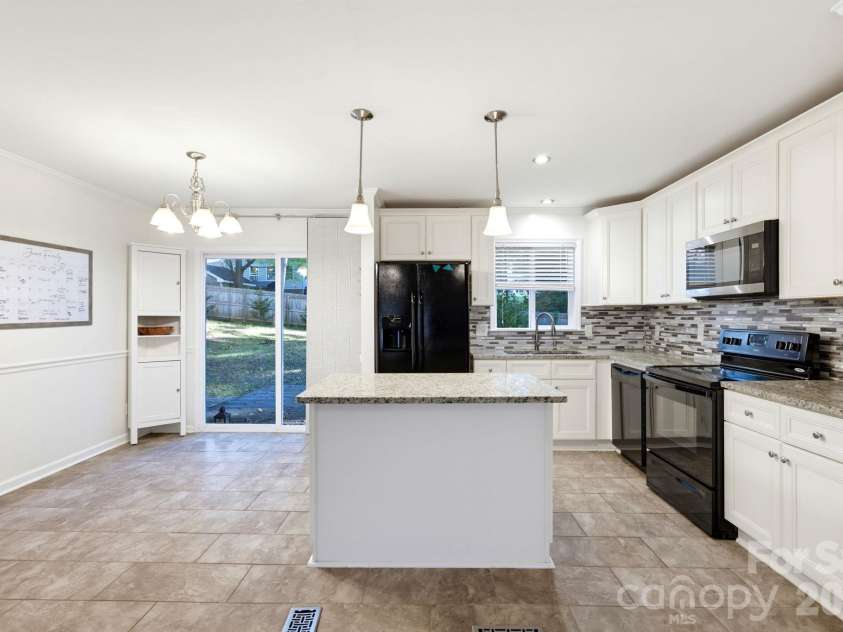 6901 Rollingridge Drive, Charlotte, NC 28211.  MLS# CAR4434981, YatesRealty ID 56785. 