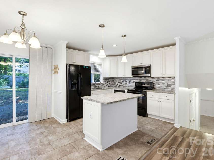 6901 Rollingridge Drive, Charlotte, NC 28211.  MLS# CAR4434981, YatesRealty ID 56785. 