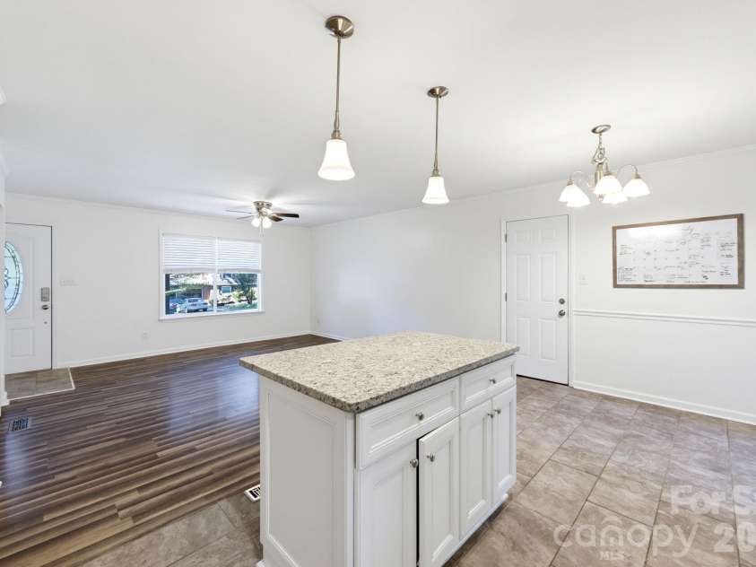6901 Rollingridge Drive, Charlotte, NC 28211.  MLS# CAR4434981, YatesRealty ID 56785. 