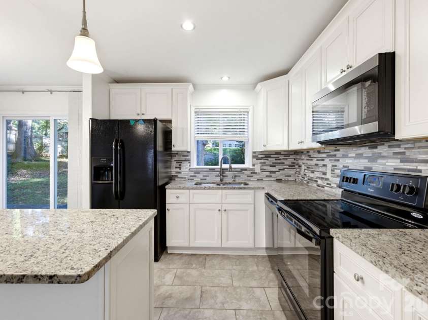 6901 Rollingridge Drive, Charlotte, NC 28211.  MLS# CAR4434981, YatesRealty ID 56785. 