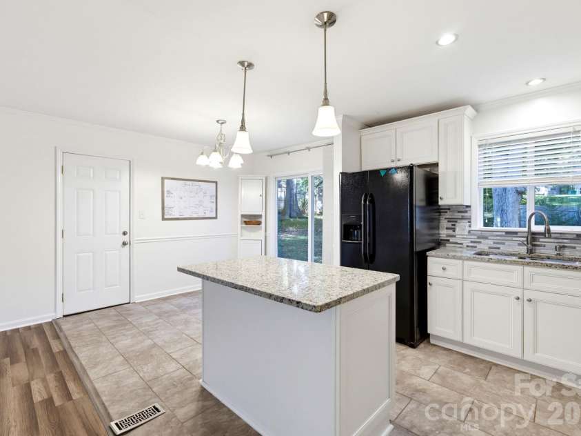 6901 Rollingridge Drive, Charlotte, NC 28211.  MLS# CAR4434981, YatesRealty ID 56785. 