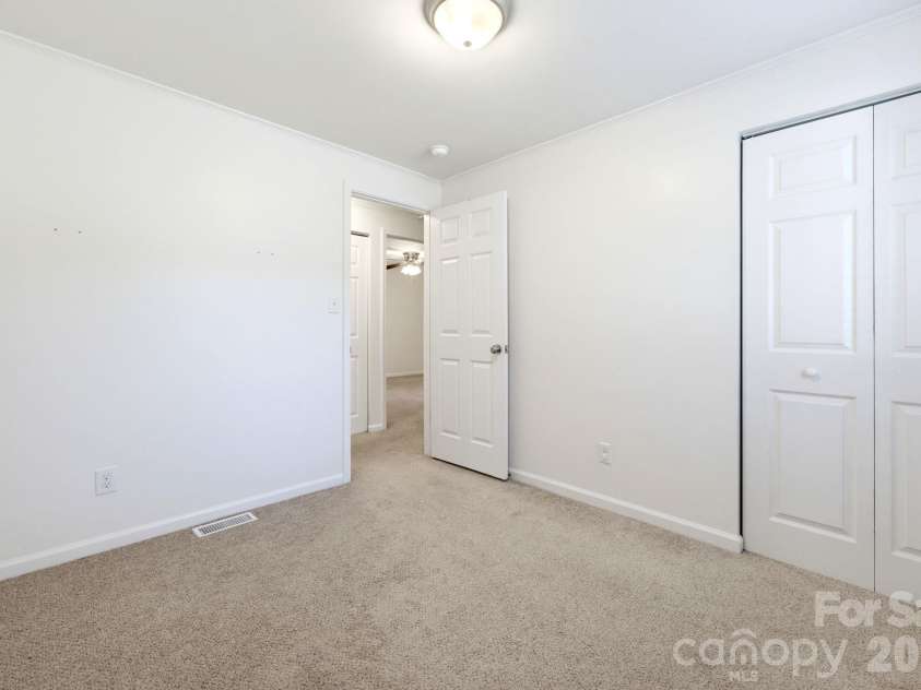 6901 Rollingridge Drive, Charlotte, NC 28211.  MLS# CAR4434981, YatesRealty ID 56785. 