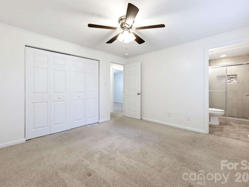 6901 Rollingridge Drive, Charlotte, NC 28211.  MLS# CAR4434981, YatesRealty ID 56785. 