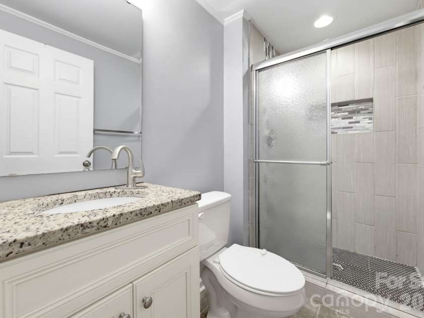 6901 Rollingridge Drive, Charlotte, NC 28211.  MLS# CAR4434981, YatesRealty ID 56785. 