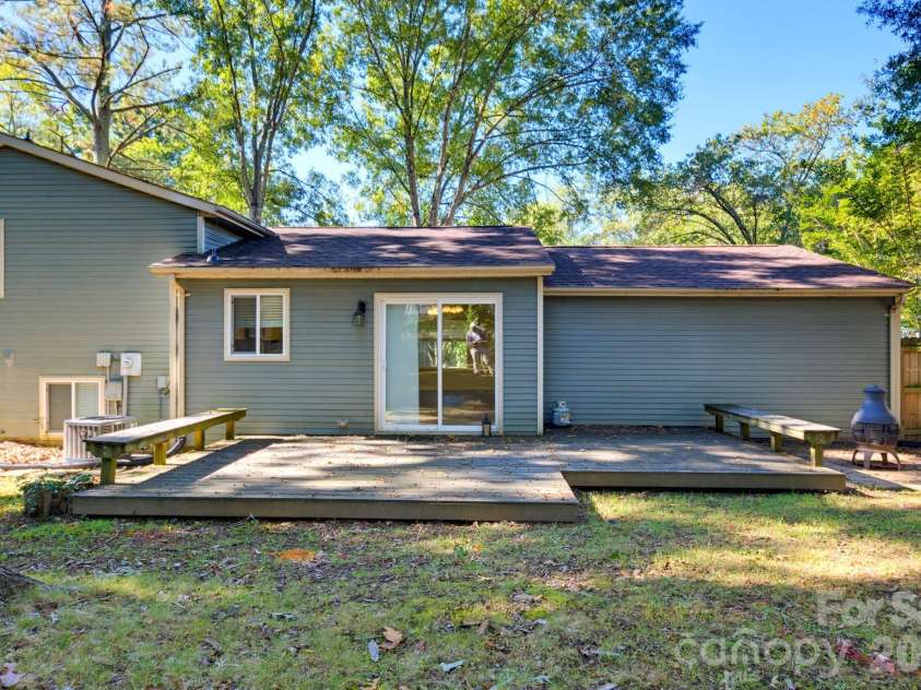 6901 Rollingridge Drive, Charlotte, NC 28211.  MLS# CAR4434981, YatesRealty ID 56785. 