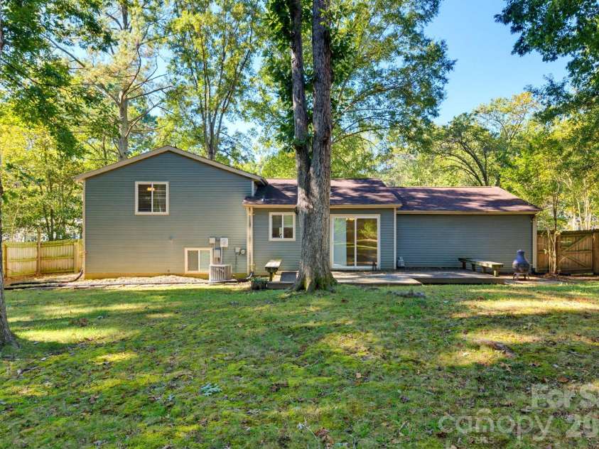 6901 Rollingridge Drive, Charlotte, NC 28211.  MLS# CAR4434981, YatesRealty ID 56785. 