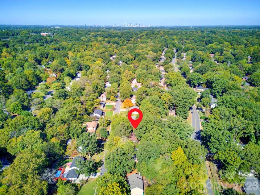 6901 Rollingridge Drive, Charlotte, NC 28211.  MLS# CAR4434981, YatesRealty ID 56785. 