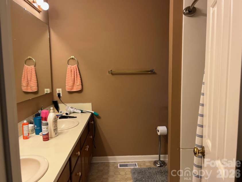 109 Crestbrook Circle, Shelby, NC 28152.  MLS# CAR4434911, YatesRealty ID 56787. 