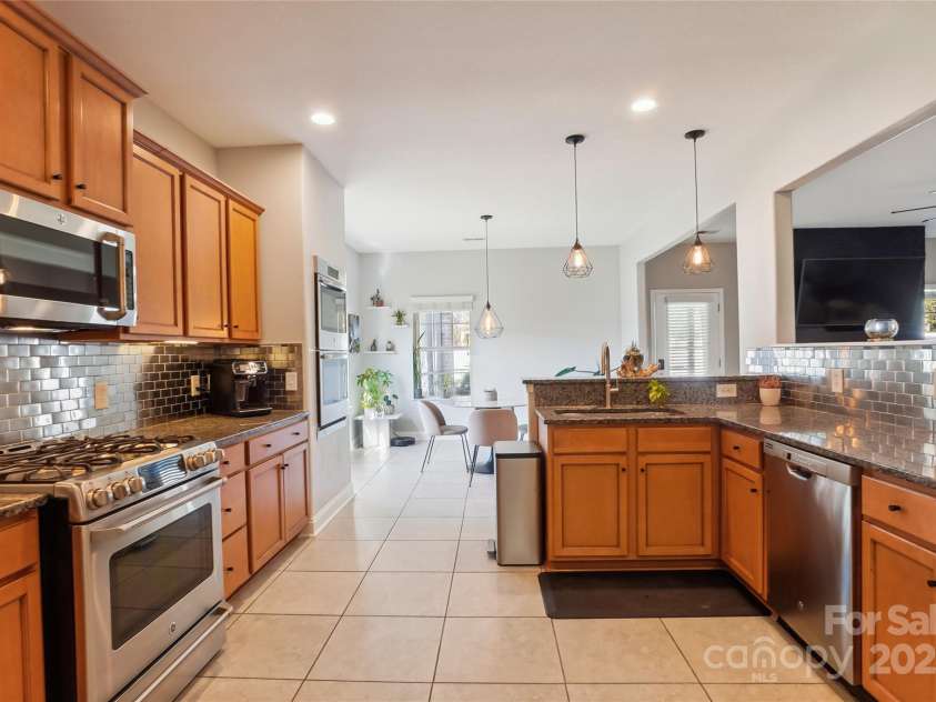 2943 Tallgrass Bluff, Rock Hill, SC 29732.  MLS# CAR4213089, YatesRealty ID 5679. Backsplash stainless appliances