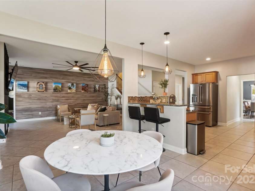 2943 Tallgrass Bluff, Rock Hill, SC 29732.  MLS# CAR4213089, YatesRealty ID 5679. Breakfast room and bar