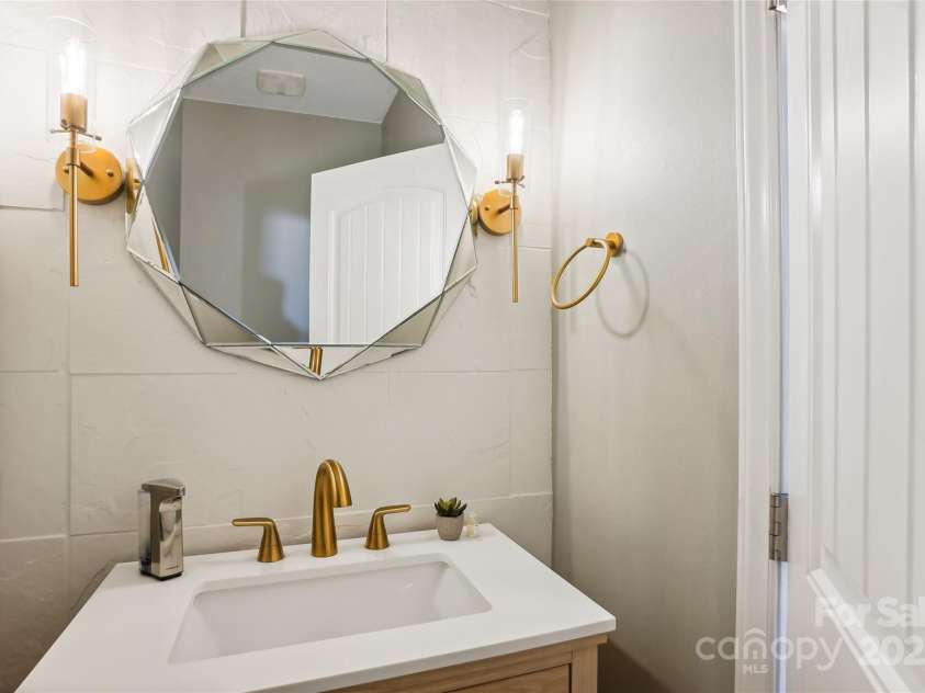 2943 Tallgrass Bluff, Rock Hill, SC 29732.  MLS# CAR4213089, YatesRealty ID 5679. Downstairs powder room