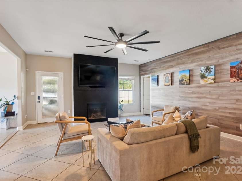 2943 Tallgrass Bluff, Rock Hill, SC 29732.  MLS# CAR4213089, YatesRealty ID 5679. Great room with gas fireplace