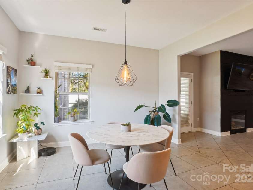 2943 Tallgrass Bluff, Rock Hill, SC 29732.  MLS# CAR4213089, YatesRealty ID 5679. Light filled breakfast room!