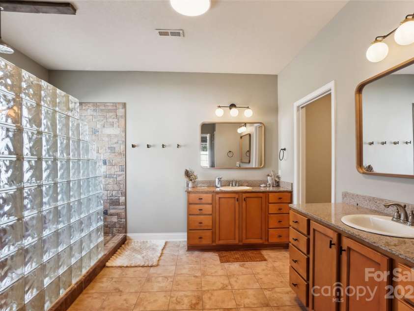 2943 Tallgrass Bluff, Rock Hill, SC 29732.  MLS# CAR4213089, YatesRealty ID 5679. Main level primary bath
