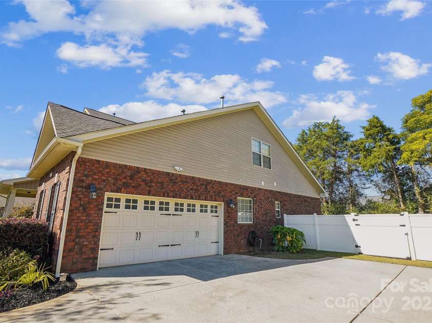 2943 Tallgrass Bluff, Rock Hill, SC 29732.  MLS# CAR4213089, YatesRealty ID 5679. Side load garage