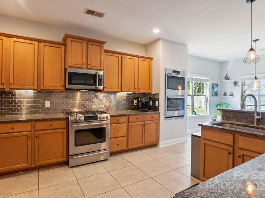 2943 Tallgrass Bluff, Rock Hill, SC 29732.  MLS# CAR4213089, YatesRealty ID 5679. Spacious kitchen with wla in pantry, gas range