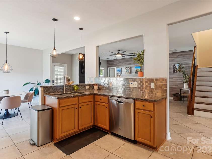 2943 Tallgrass Bluff, Rock Hill, SC 29732.  MLS# CAR4213089, YatesRealty ID 5679. The cook isn't isolated here!